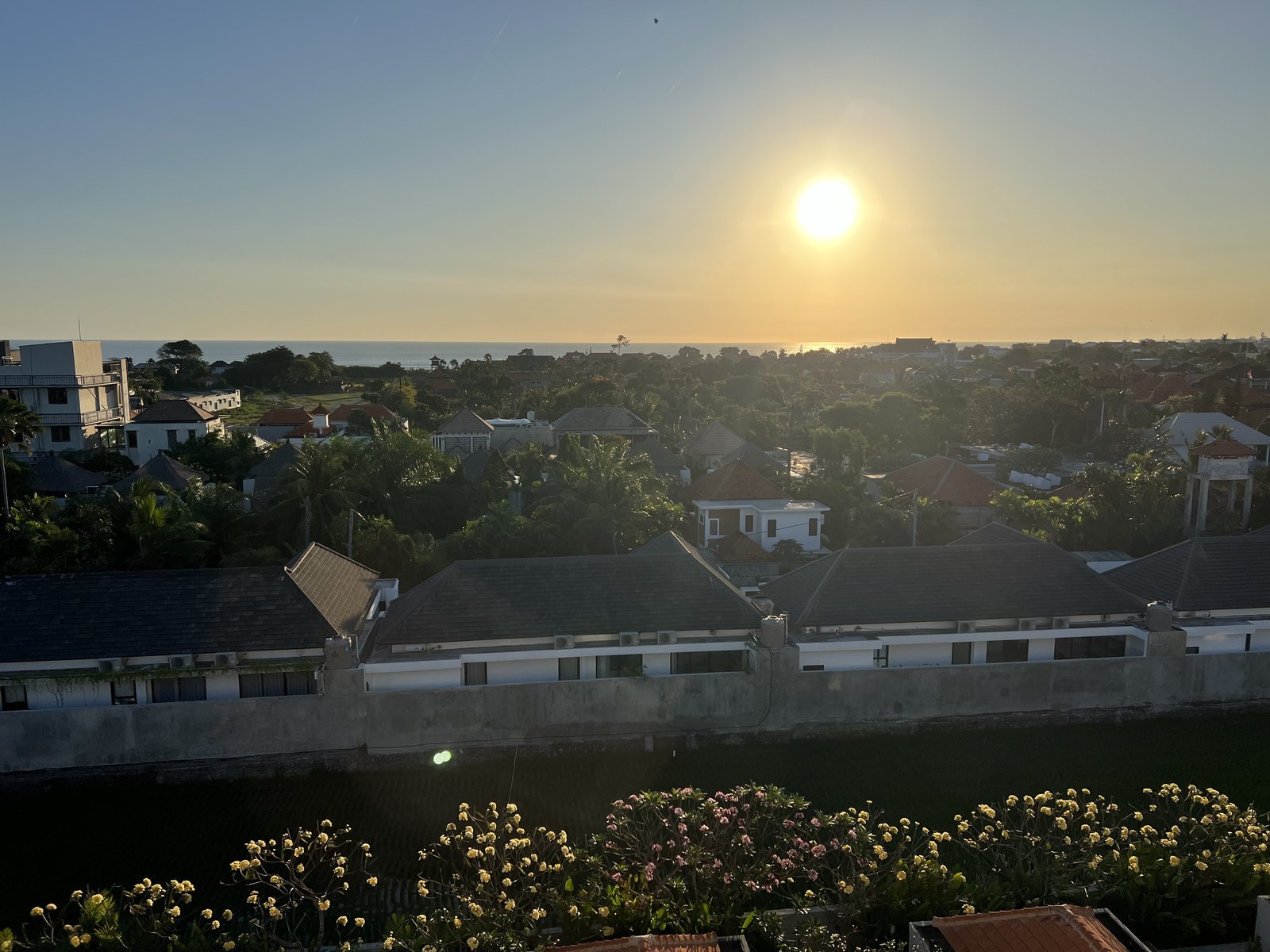 ホテルの屋上テラスから見えた夕日