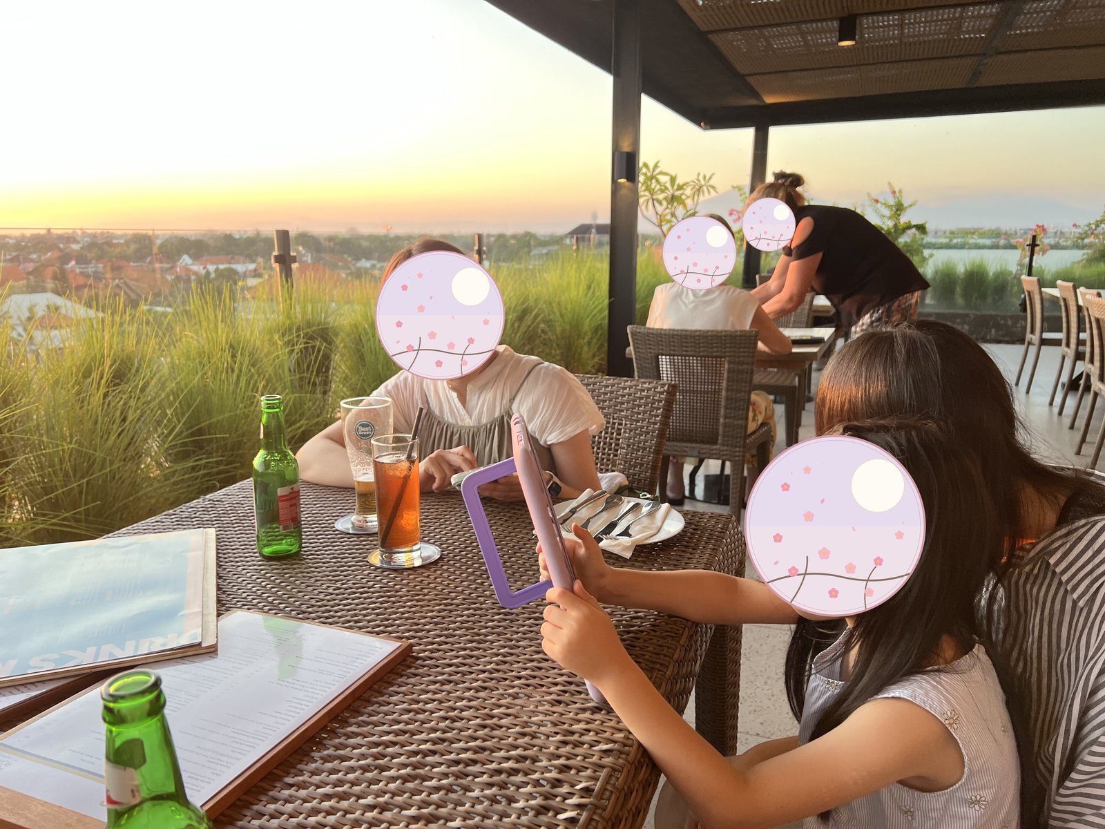 屋上テラスでの家族の夕食