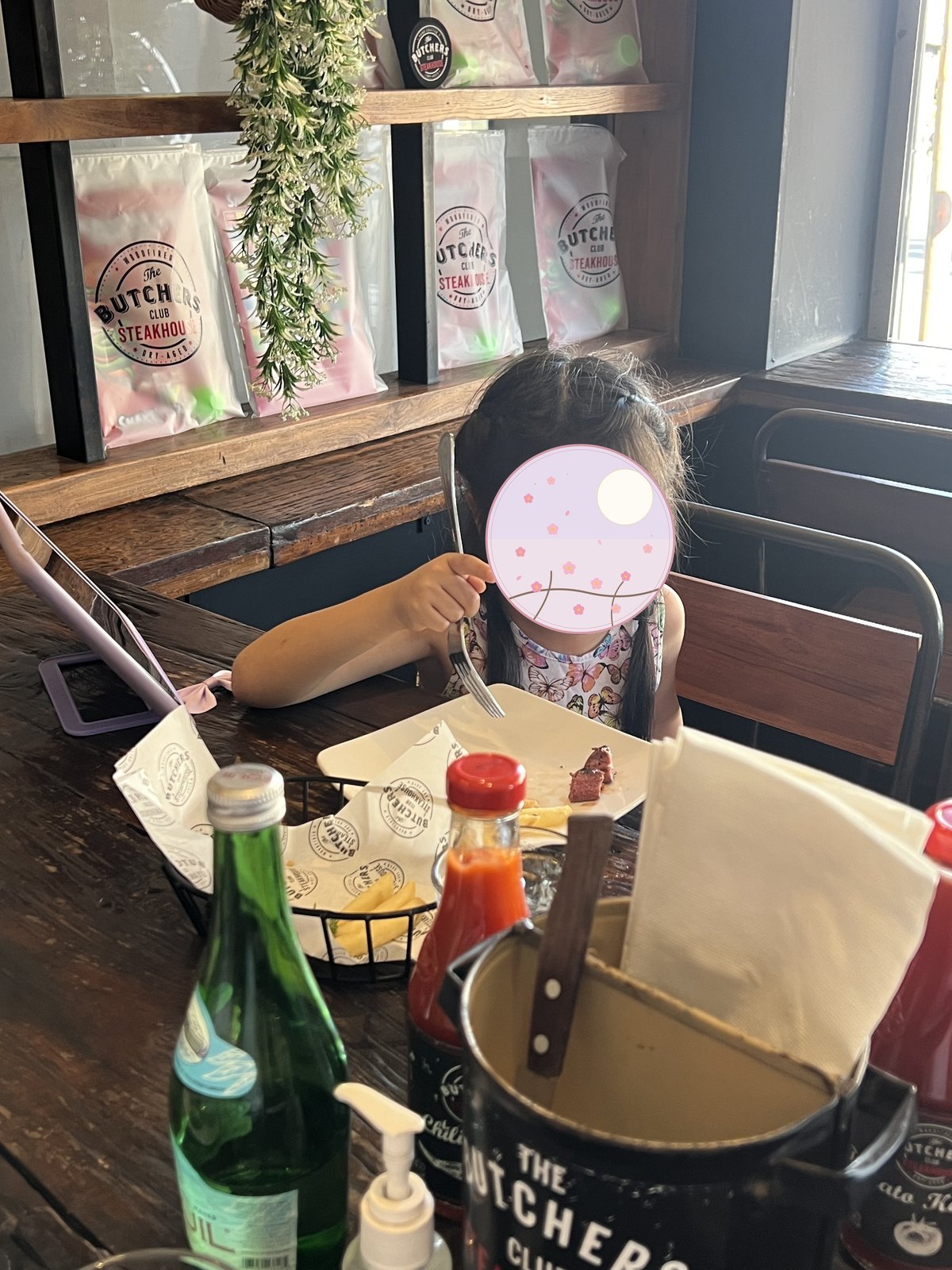 ステーキハウスで食事をする子ども
