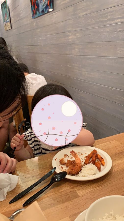 エビフライを手づかみで。夢中で食べていました