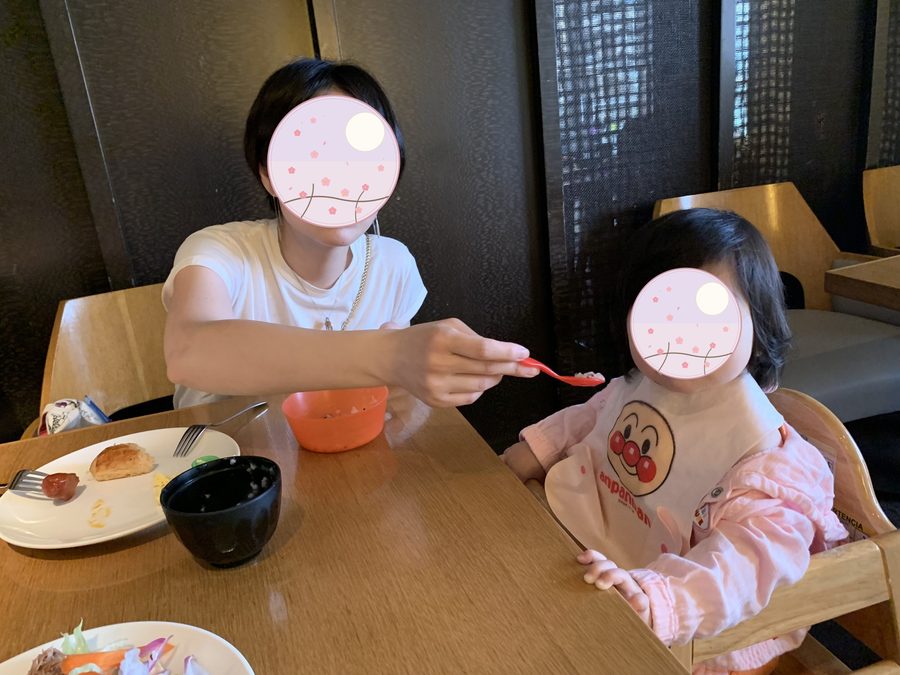 食事の合間に、母と娘で