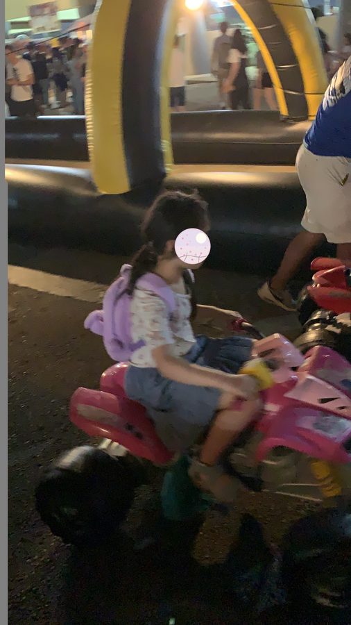 ナイトマーケットの遊具に乗って