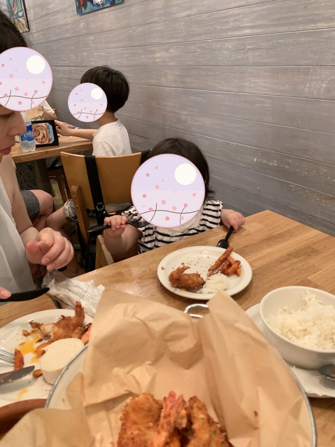 母と子どもたちで食事