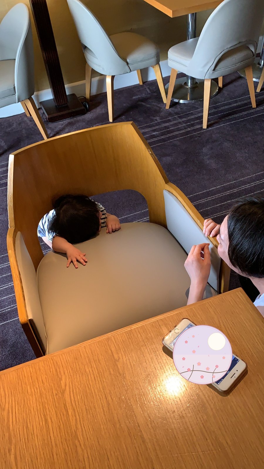 ソファでくつろぐ子ども