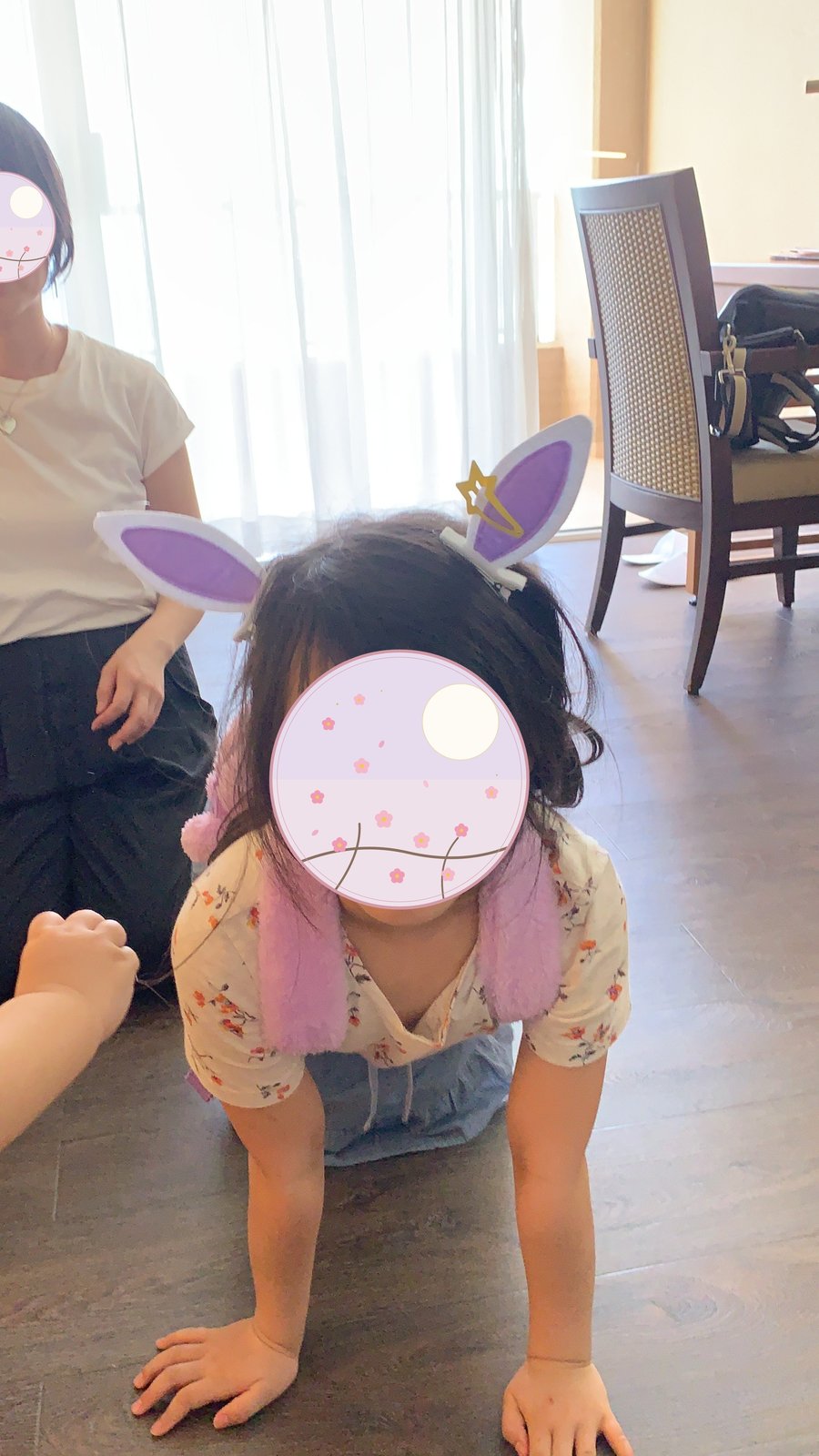うさぎ耳のカチューシャをつけて、ハイハイで探検