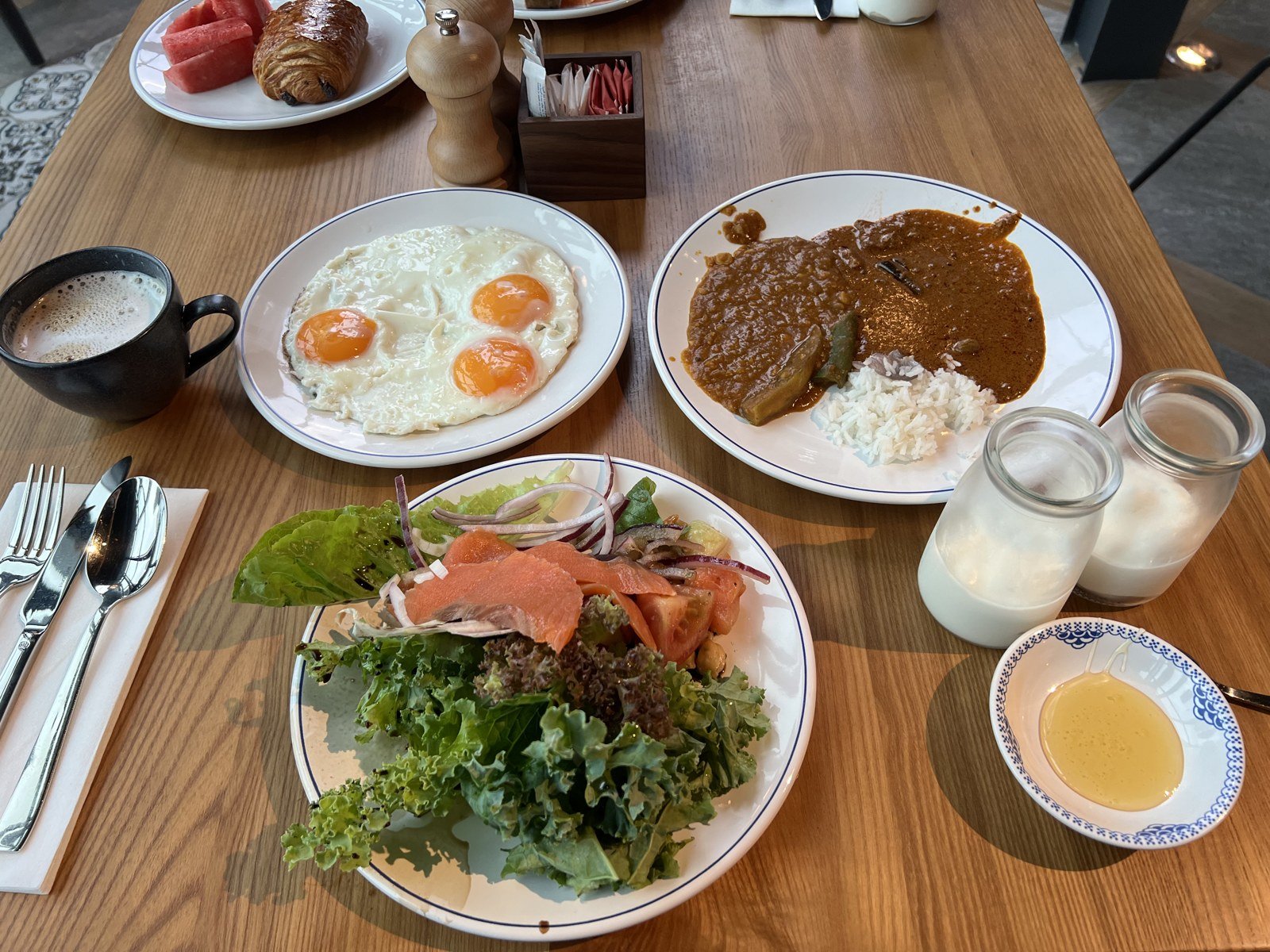 クラブラウンジの朝食。卵、カレー、サーモンのサラダ、ヨーグルトまで一度に揃います