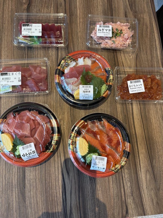 The seafood bowls we took away. The medium-fatty tuna bowl (1,850 yen) was especially good