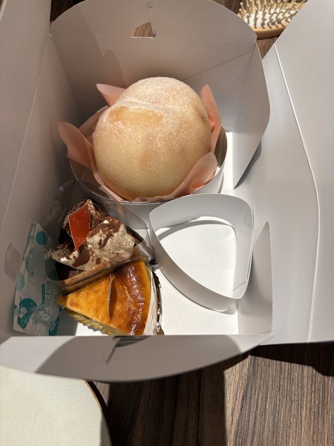 箱に入れてもらった桃のタルト。本当に桃そのものの大きさです