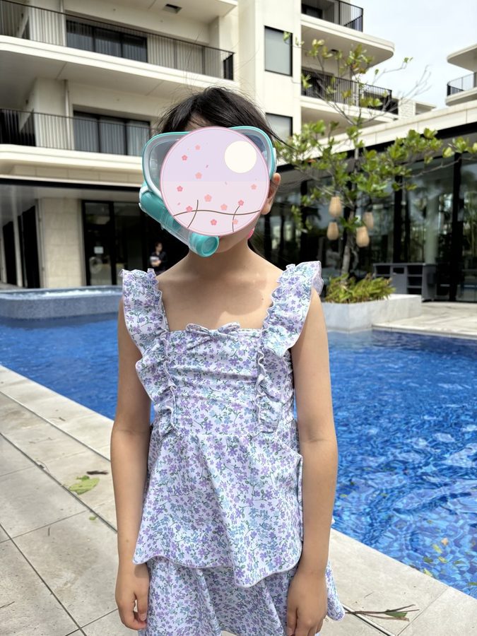 シュノーケルマスクをつけてプールサイドに立つ下の子