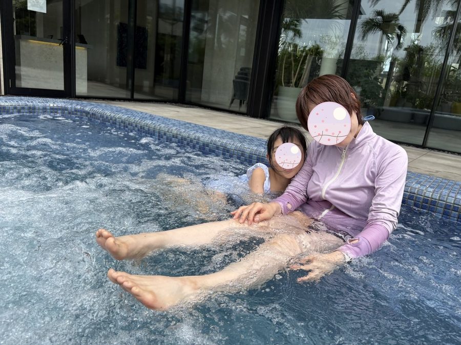 ジャグジーで一緒に遊ぶ母子