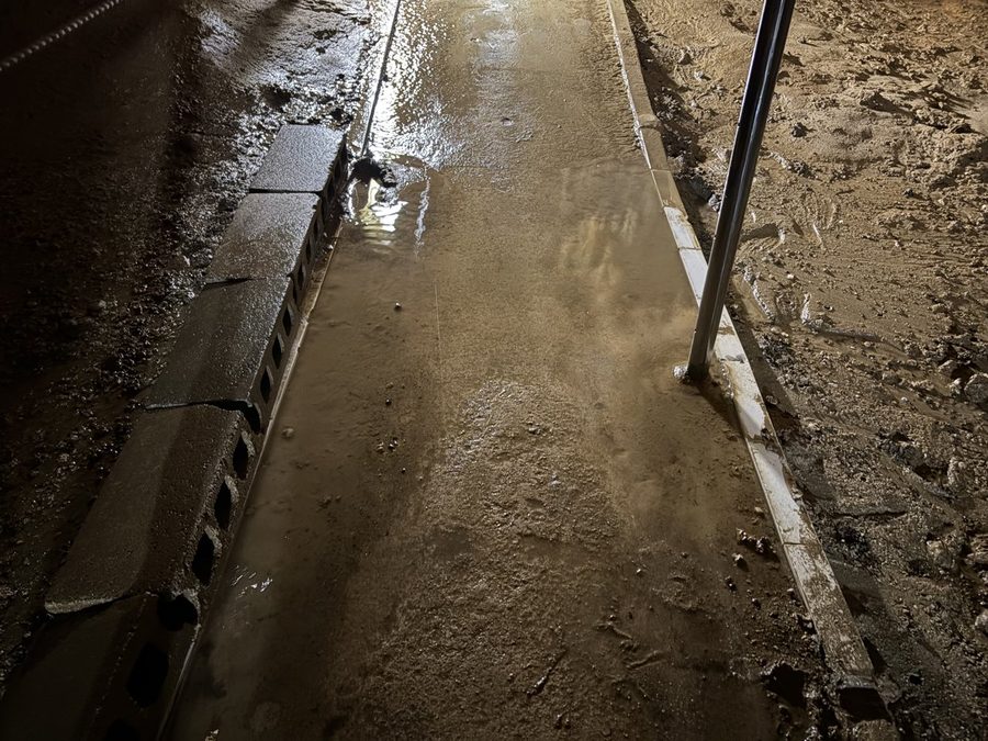 通路にできた水たまり
