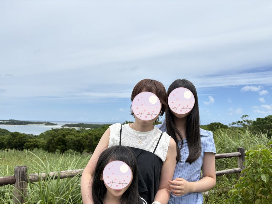 川平湾を背に、母と娘たちで記念の1枚