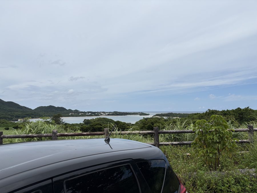 展望駐車場に停めた車の向こうに広がる川平湾