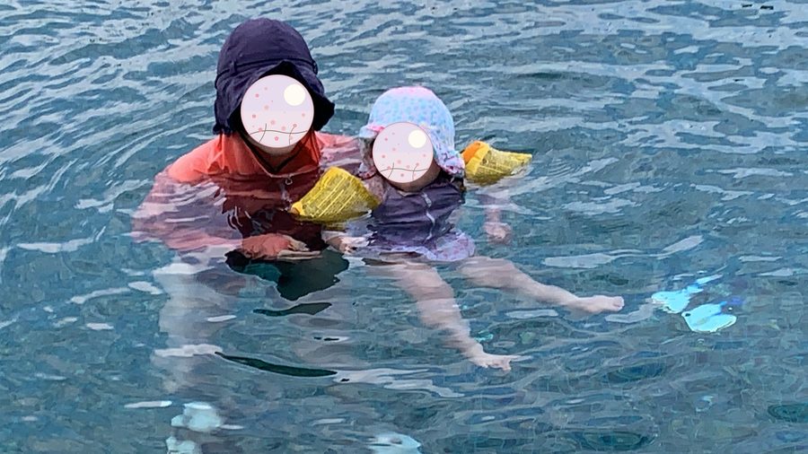 腕に浮き輪をつけて。少しずつ水に慣れていきました