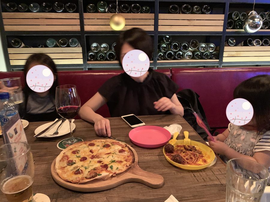 外食。ピザは子どもたちも食べやすいので、よく頼みました