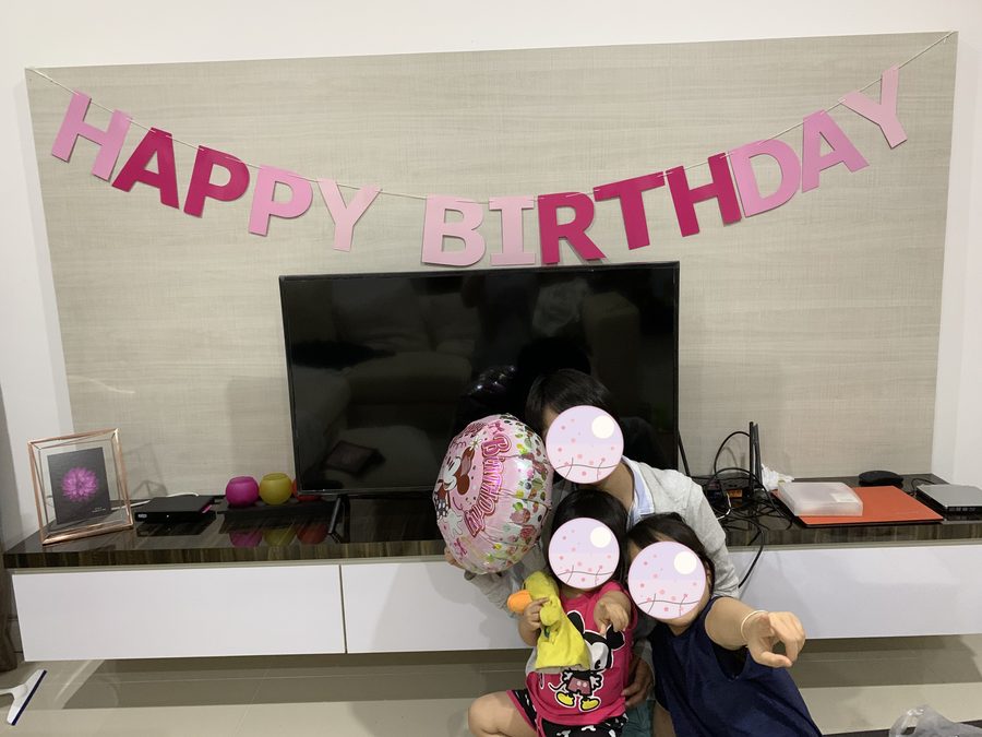 誕生日。飾りつけをして、家族で祝いました