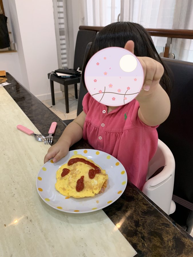 オムライスにケチャップで顔を描いてもらって
