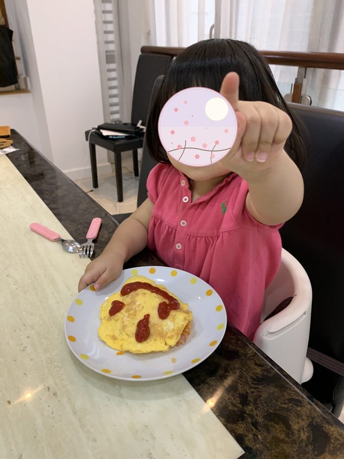 オムライスを指さして、得意げでした
