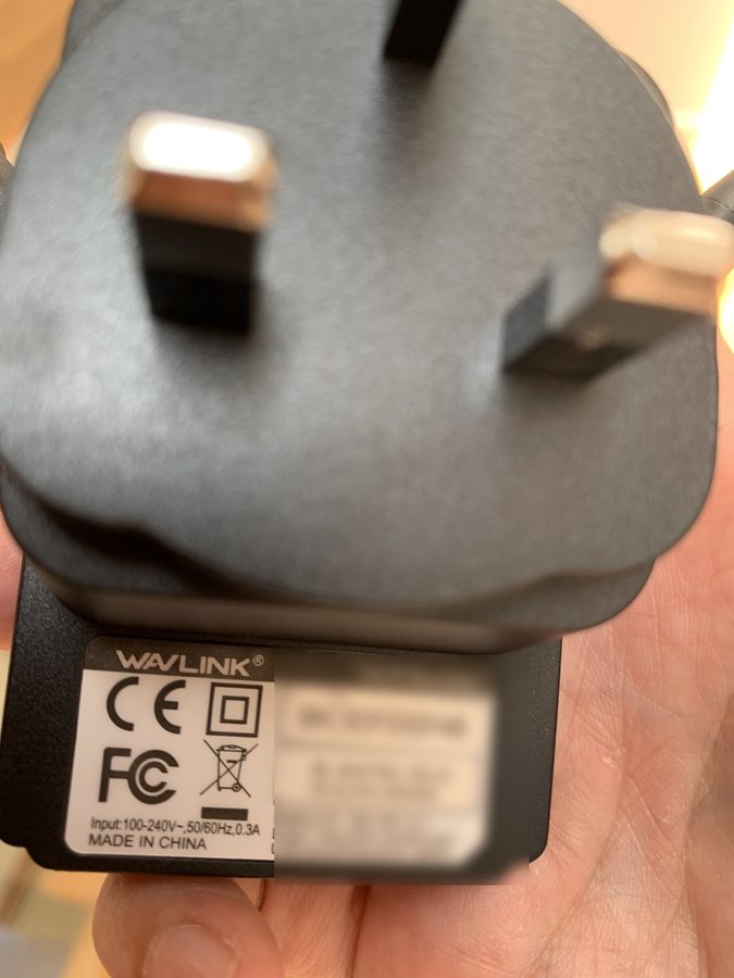 プラグは英国式の3ピン。日本の電化製品は変換プラグが必須です
