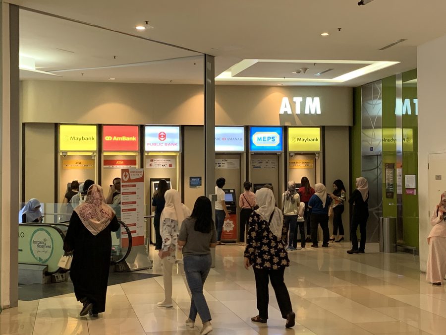 モールの中のATM。銀行まわりの用事はここで済ませていました