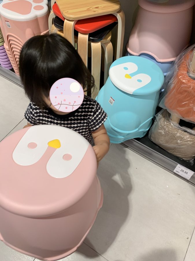 買い物中の一コマ。お店のスツールに座ってひと休み