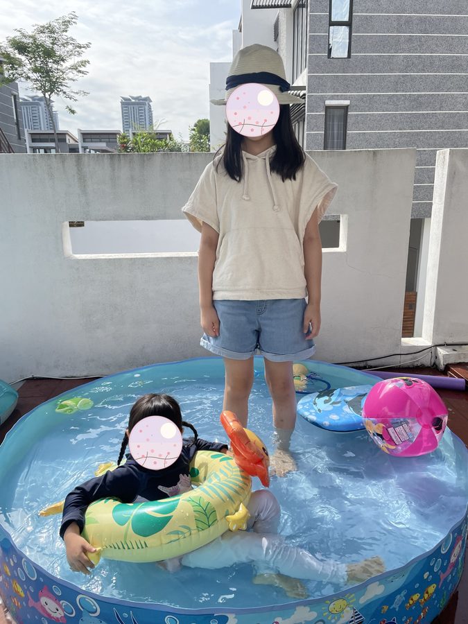 庭にビニールプールを出して。外出できない日々の、数少ない楽しみでした