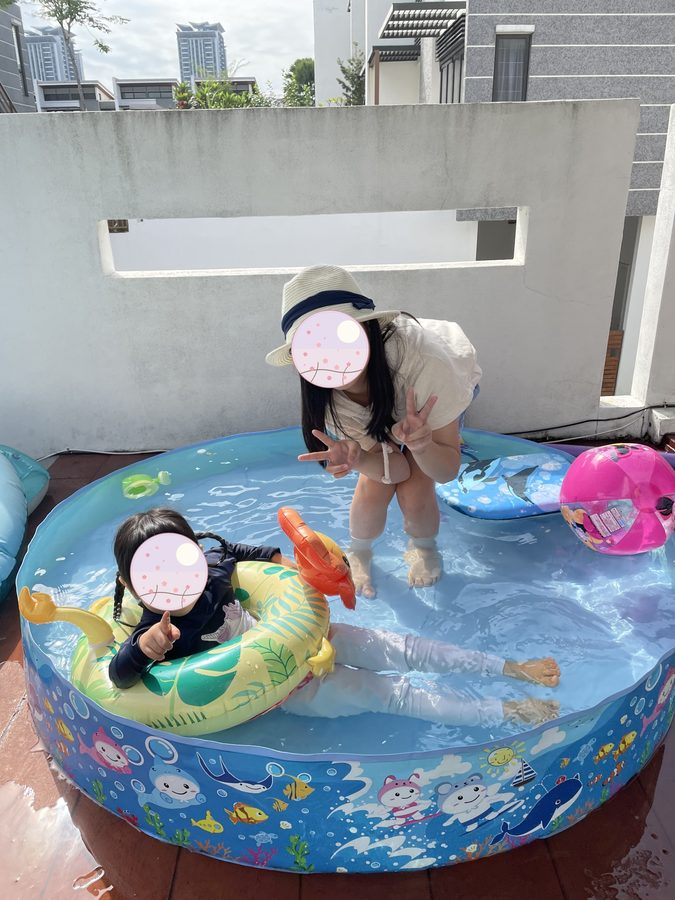 浮き輪をつけて、姉妹で