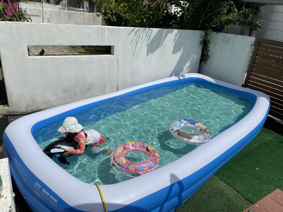 庭のビニールプールで