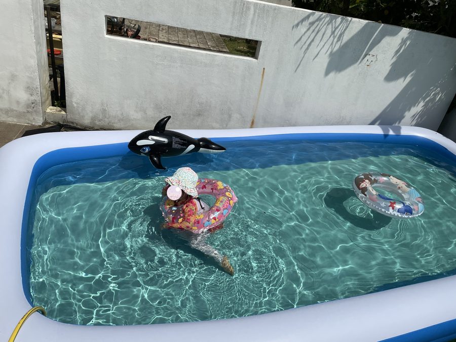 プールで浮き輪と一緒に