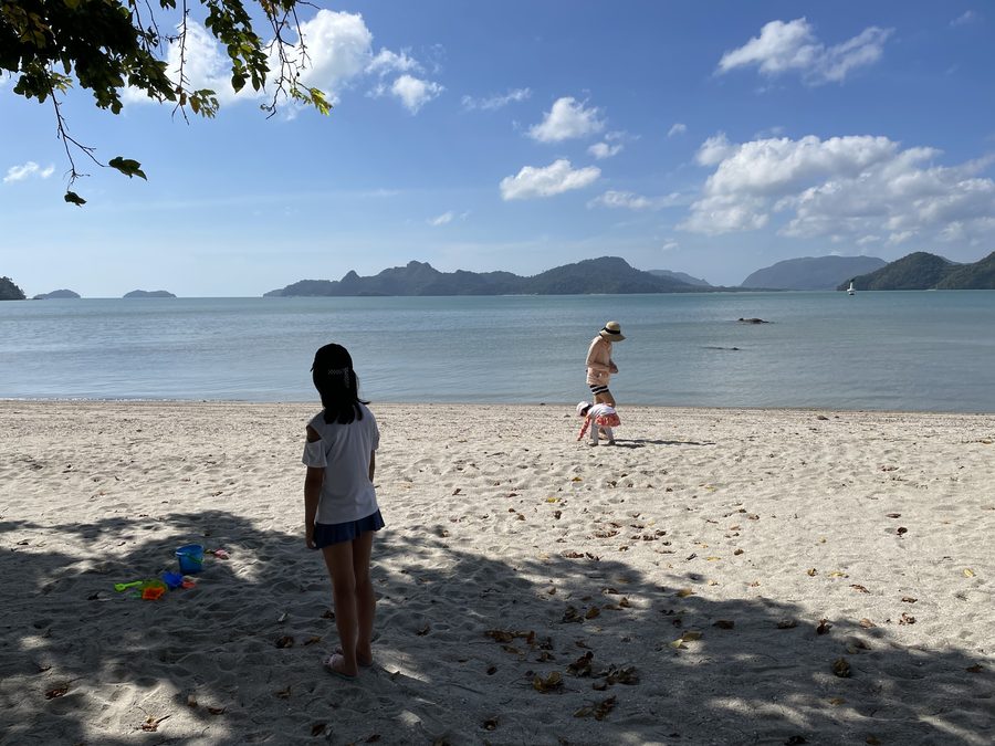 ビーチを歩く。人の少ない、静かな浜辺でした