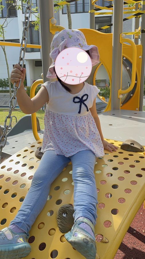 公園の遊具で。1年目の終わり頃です