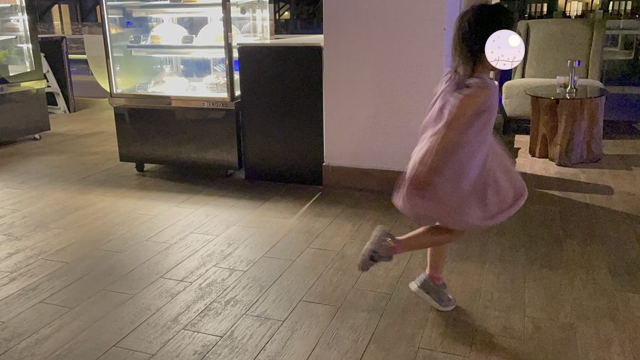 ホテルのロビーで、くるくる回って遊んでいました
