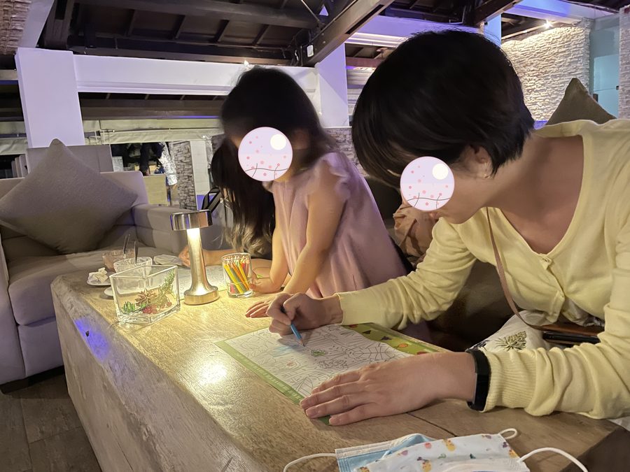 ろうそくの明かりで、塗り絵をして過ごしました