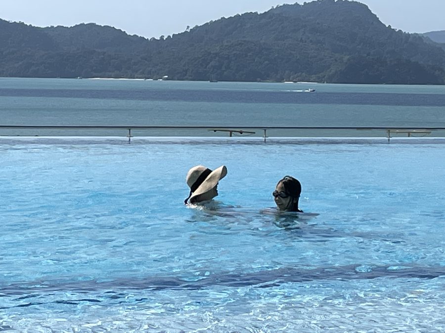 浮き輪をつけて、インフィニティプールへ