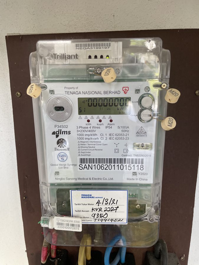 電気メーター。検針票が壁に直接テープで貼られていました