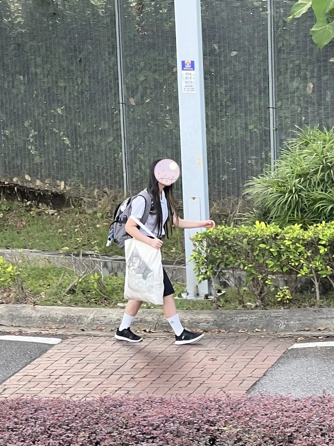 制服姿で登校する道すがら