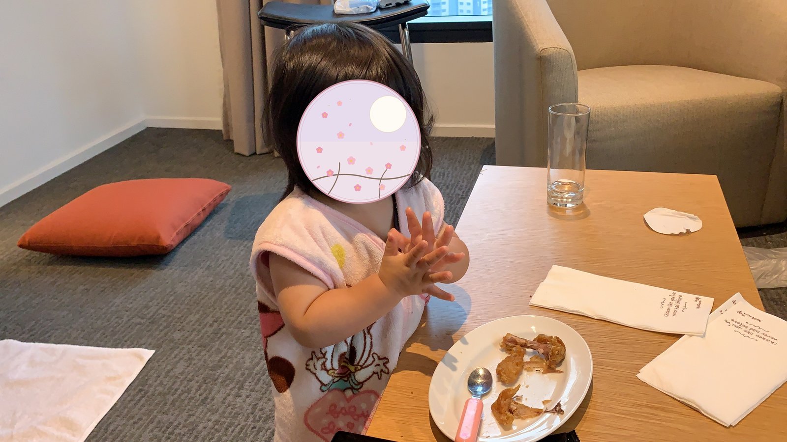 コンドミニアムの部屋で。生活の基盤が整うまでは、この部屋が家族の全部でした