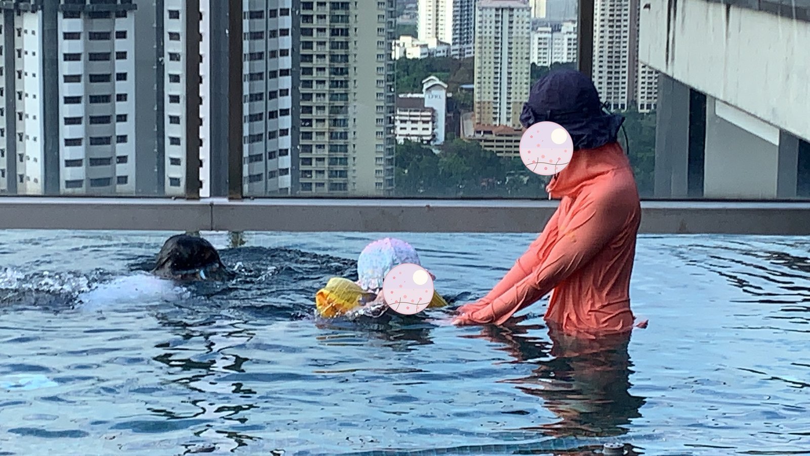 年末、プールで泳ぐ様子