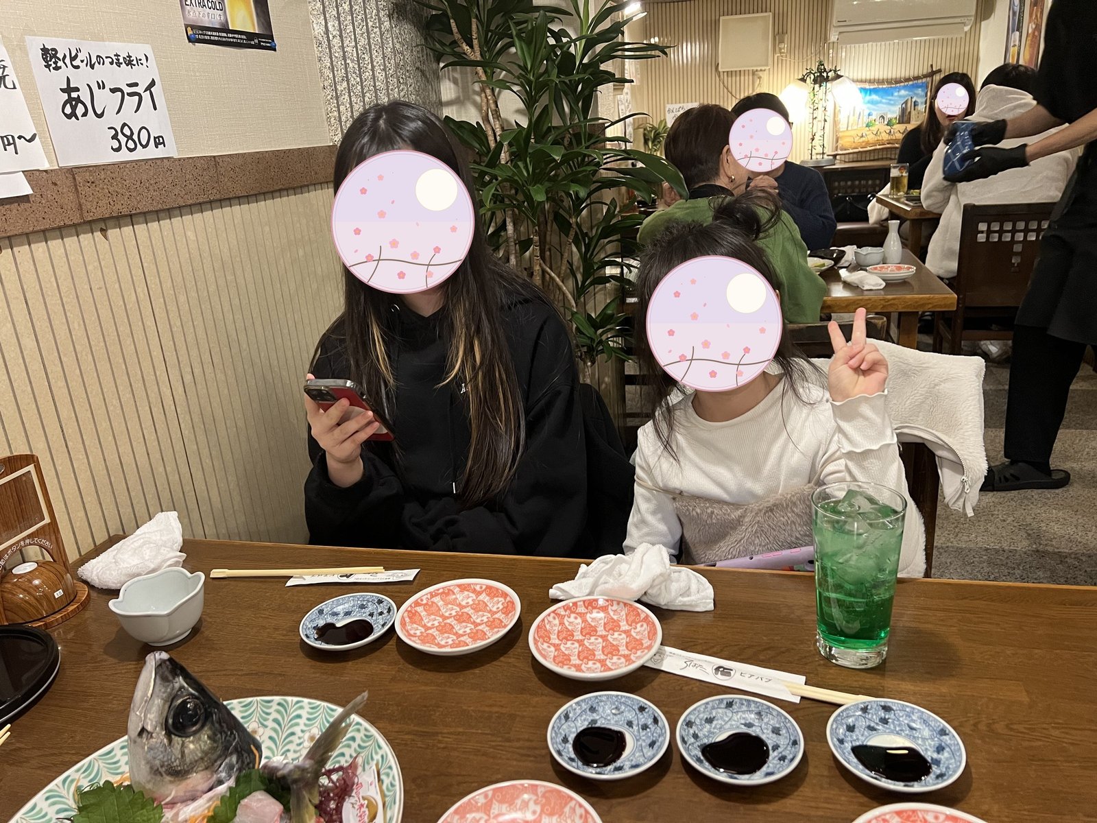 夕食を楽しむ子どもたち