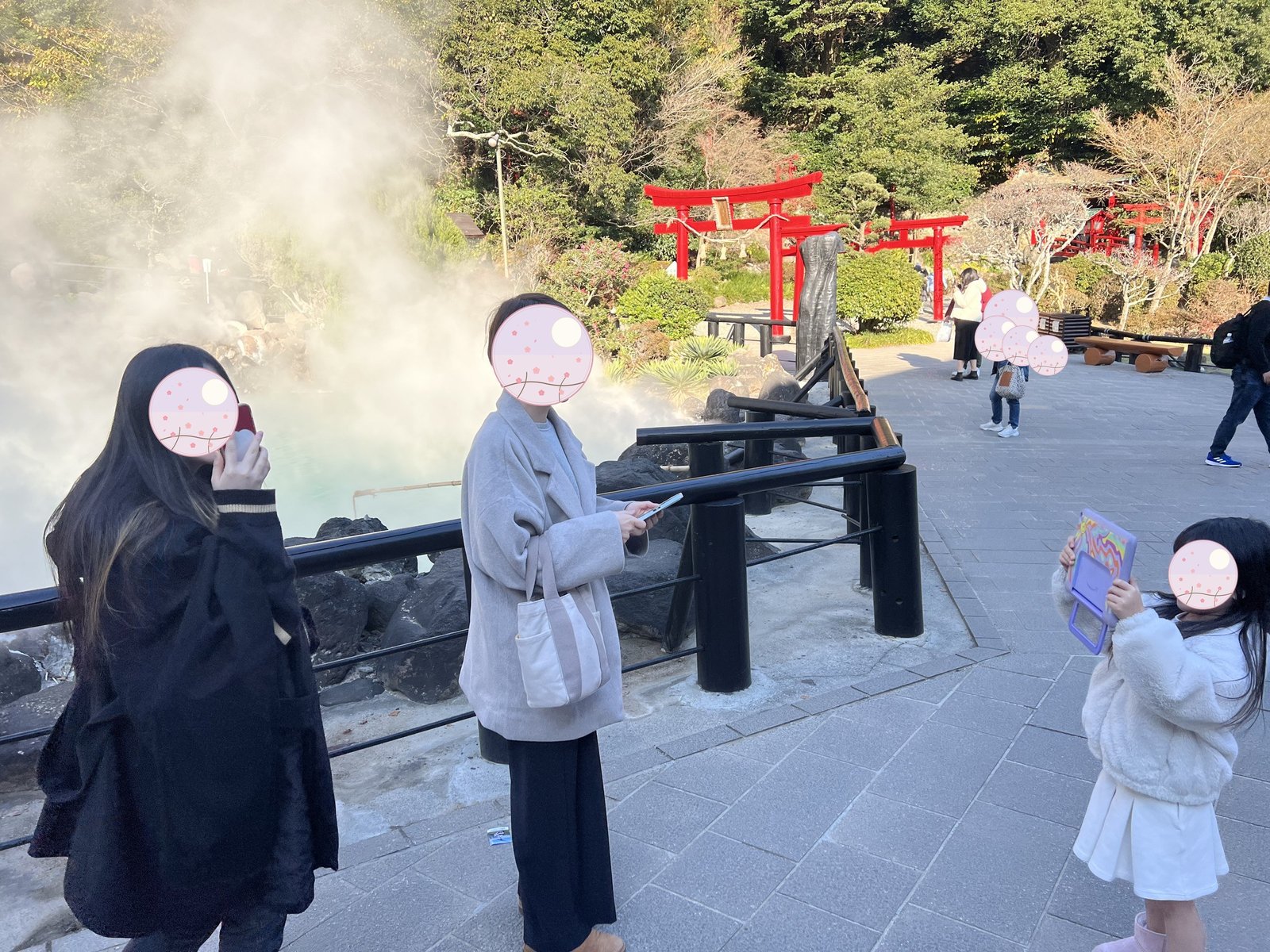 白龍稲荷大神の朱色の鳥居を眺める家族