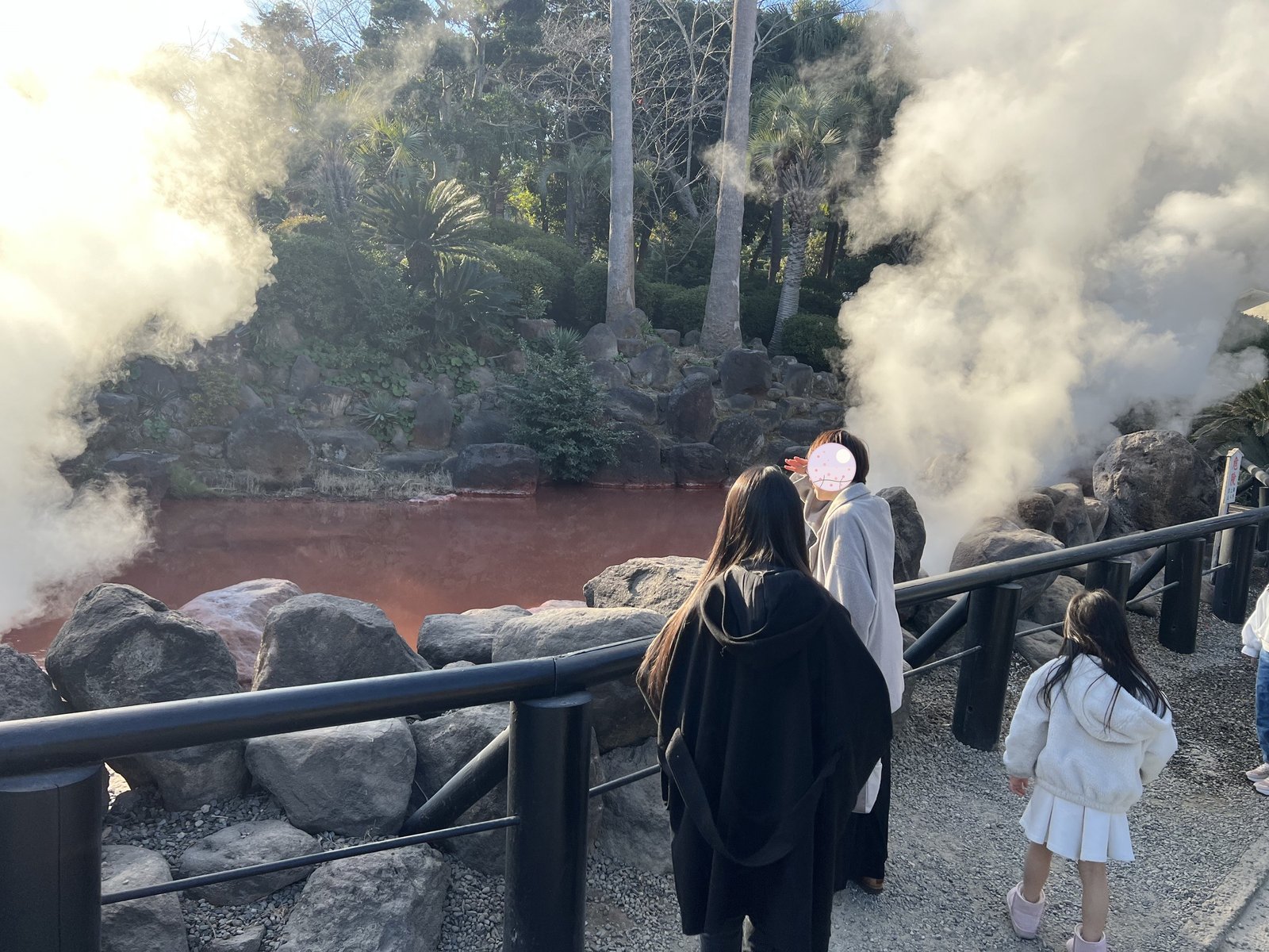 赤池地獄の赤茶色の湯面