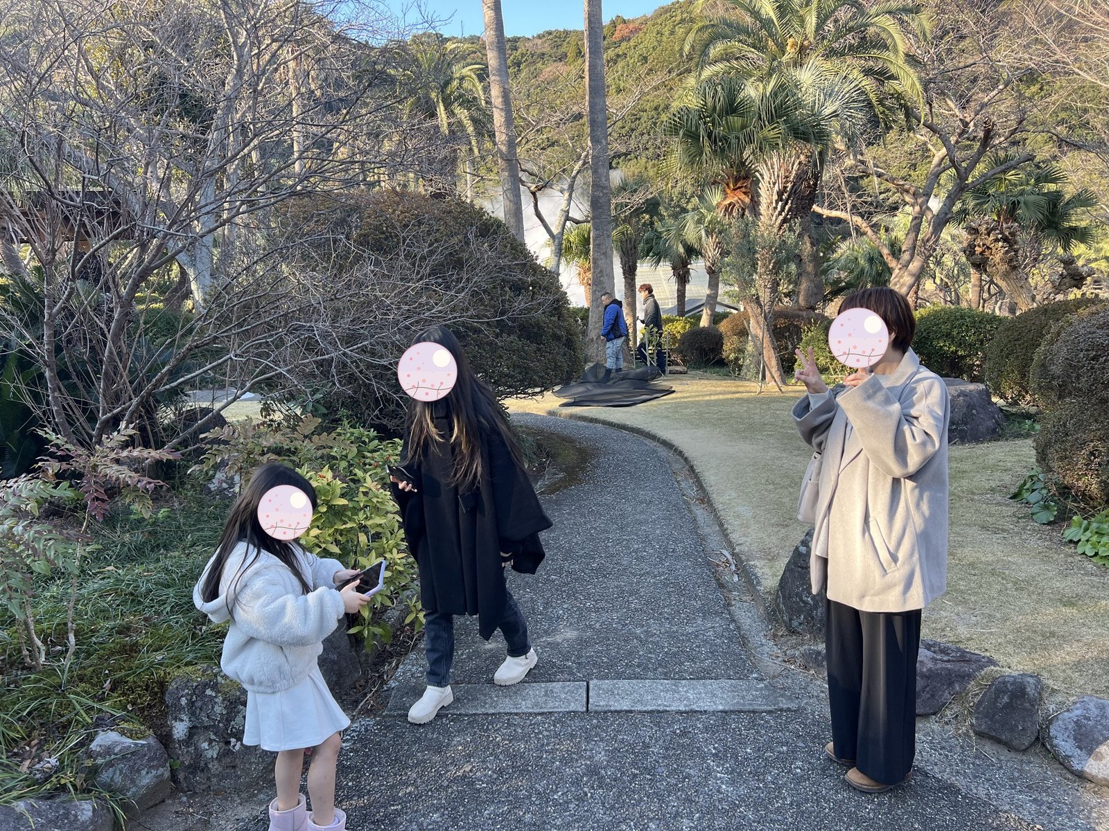 庭園で記念撮影する家族