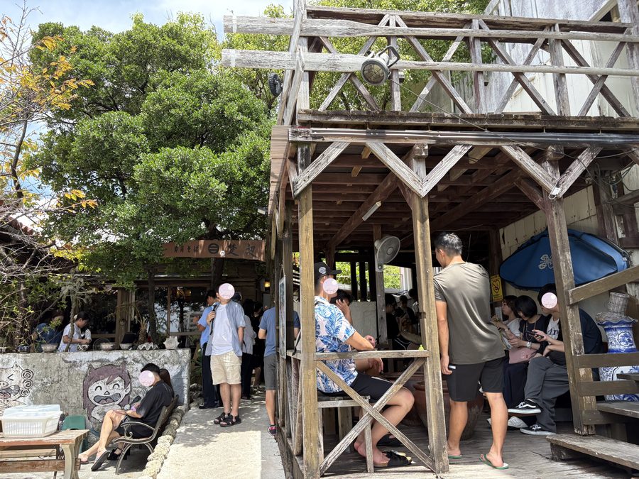 People queueing before opening. Avoid the lunch peak if you can