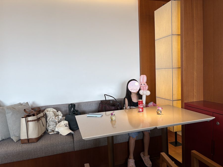 部屋でくつろぐ娘。角部屋なので窓が広く取ってあります