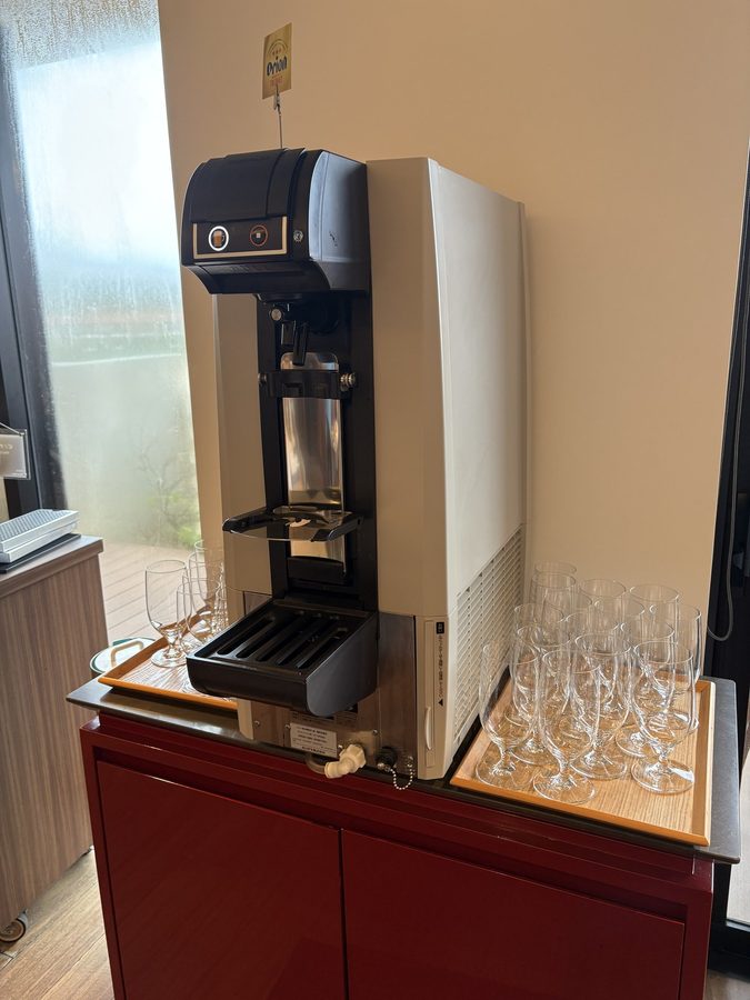 ラウンジのビールサーバー。オリオンビールをセルフで注げます