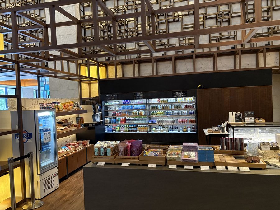 ラウンジ横の売店。スナックやお酒も購入できます