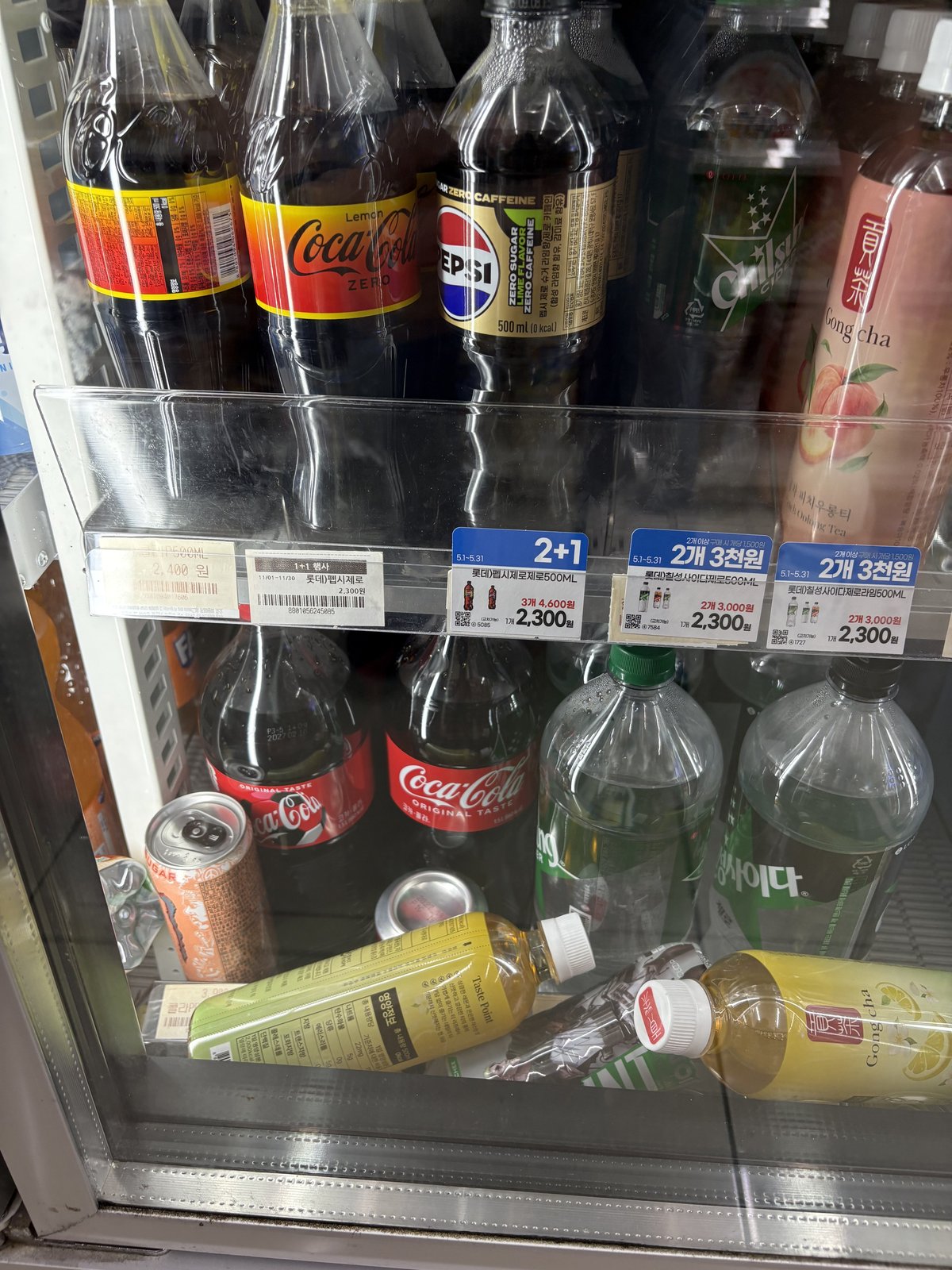 A Korean convenience-store drinks fridge (with promotional pricing shown)