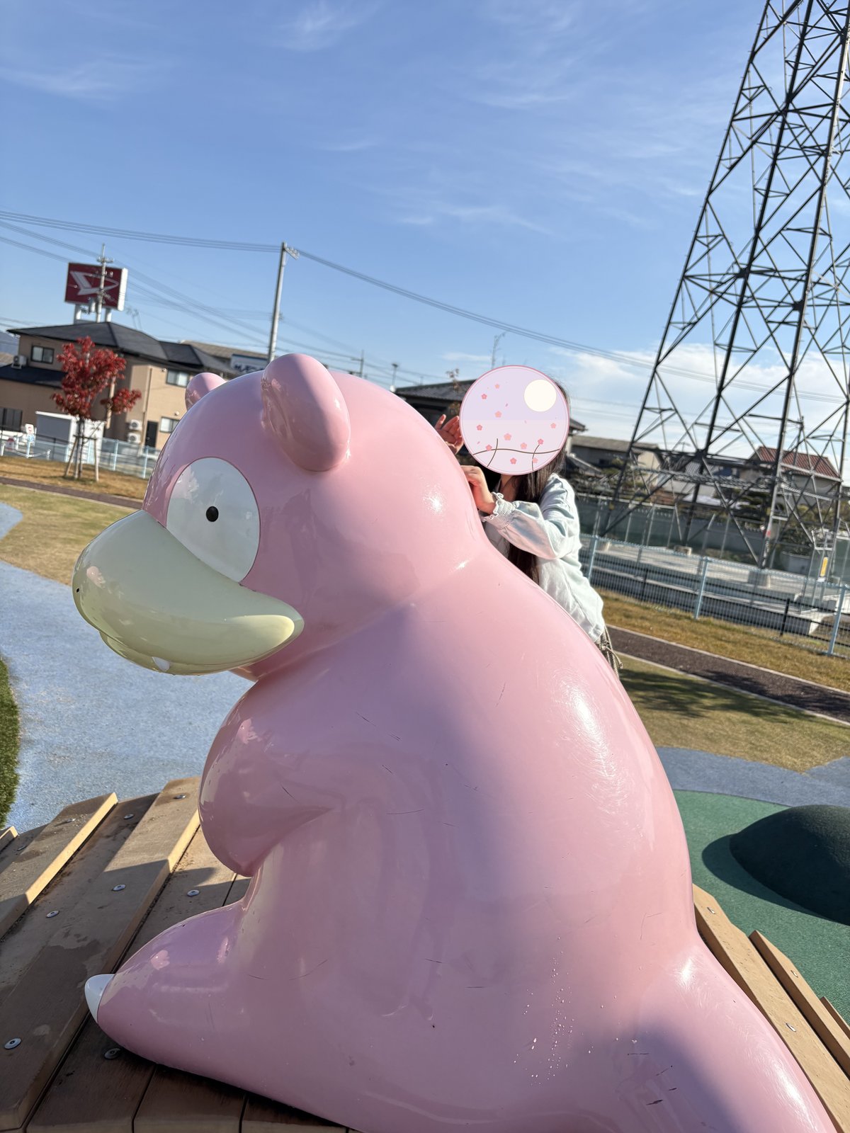 ヤドンの大きなオブジェで遊ぶ